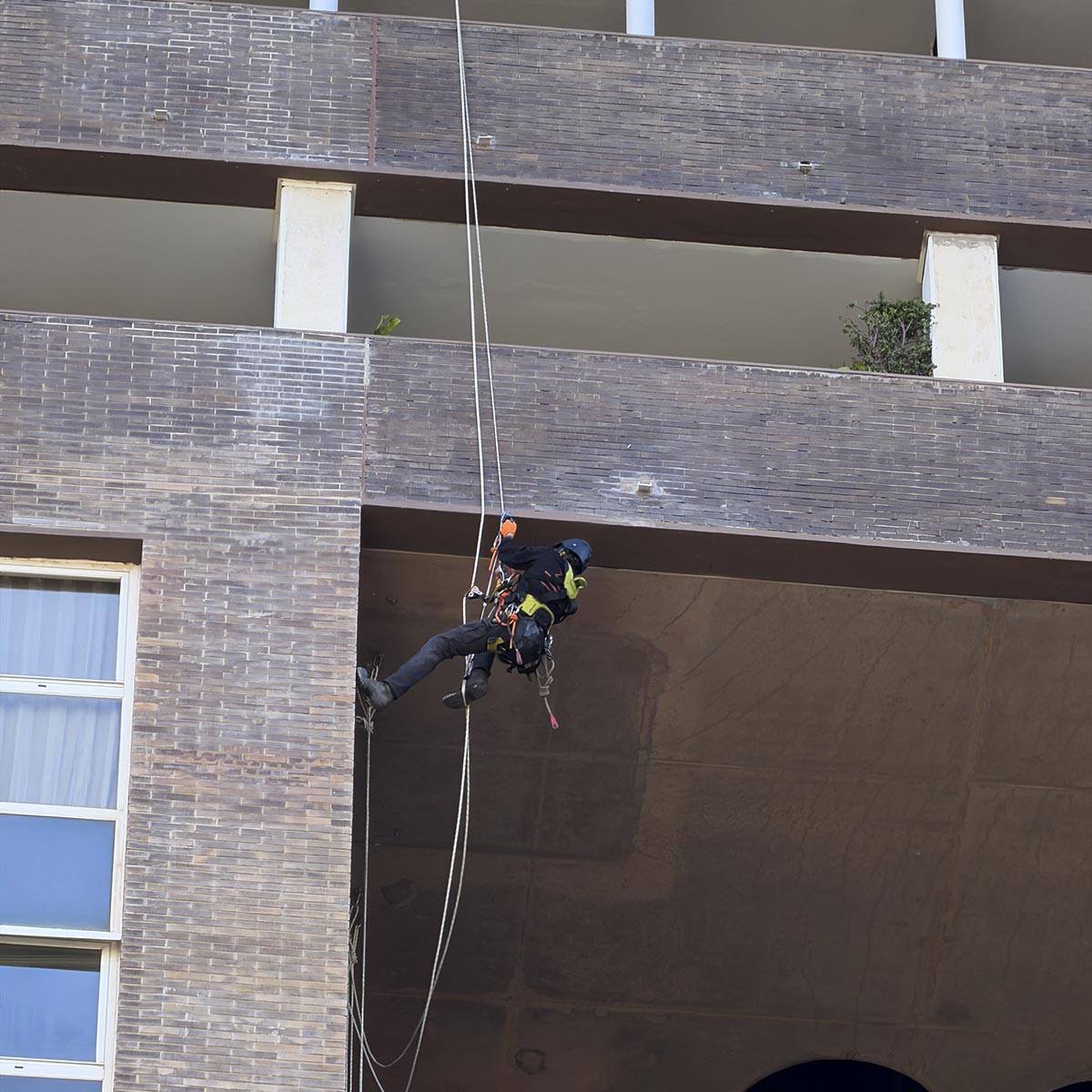 Reparación de fachadas con andamios o con trabajos verticales: ¿qué opción elegir?