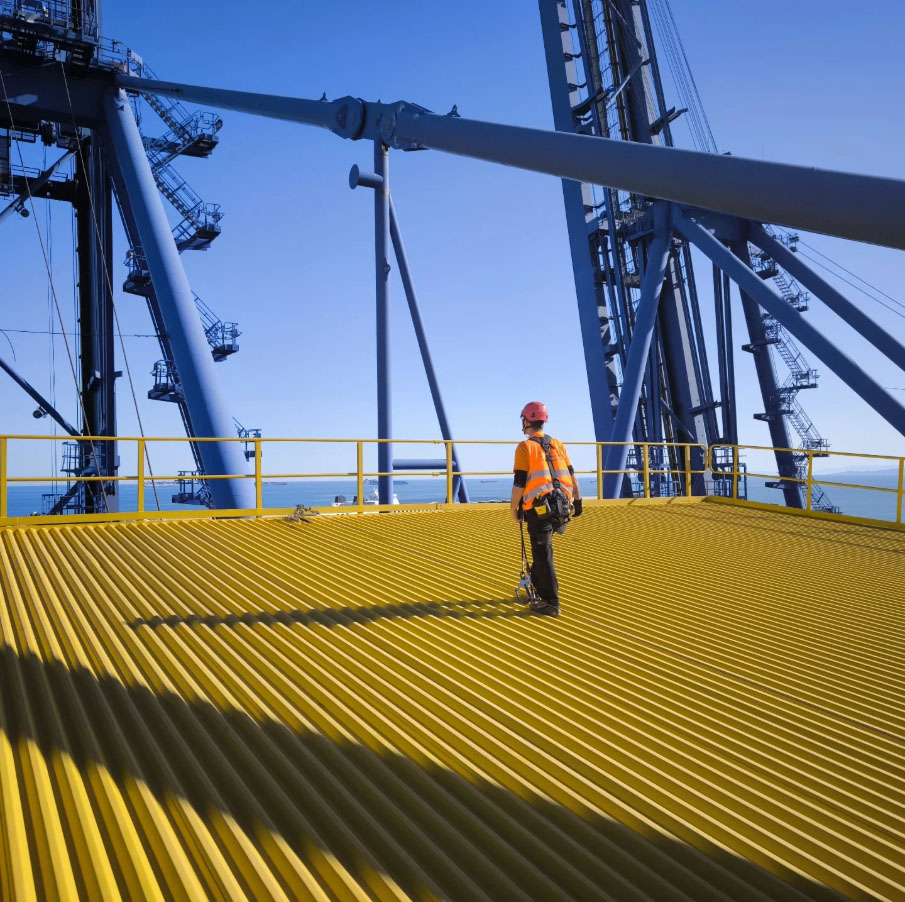 Instalación líneas de vida y escaleras en el Puerto de Valencia